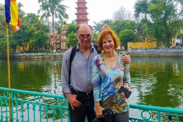 Couple at Tran Quoc Pagoda, West Lake